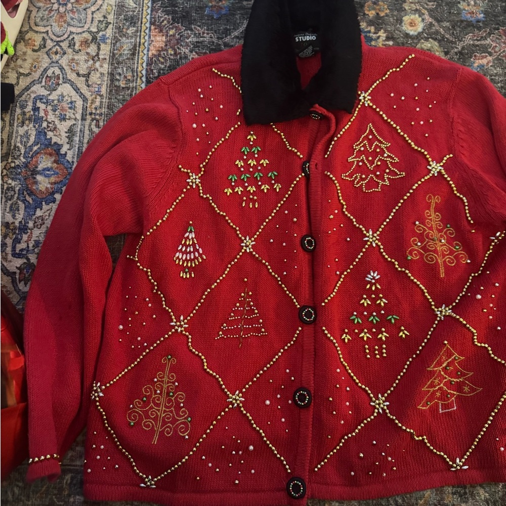Studio Women's Red Holiday vintage sweater. Collar removable